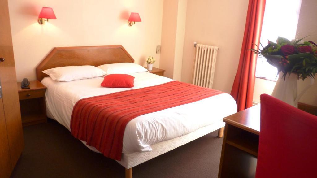 Hotel-Restaurant La P'Tite Auberge Lillebonne Szoba fotó
