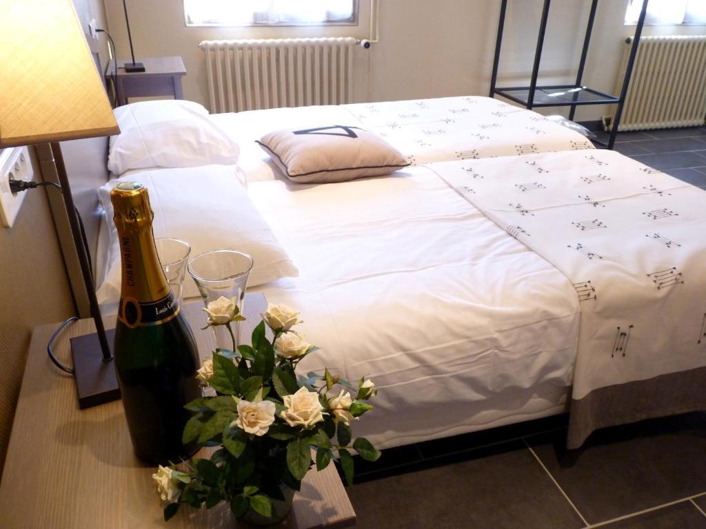 Hotel-Restaurant La P'Tite Auberge Lillebonne Szoba fotó